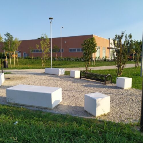 Betonnen zitelement Litos 6 Dankzij het strakke ontwerp past de betonnen Litos bank in zowel moderne stedelijke ruimtes als natuurlijke omgevingen.